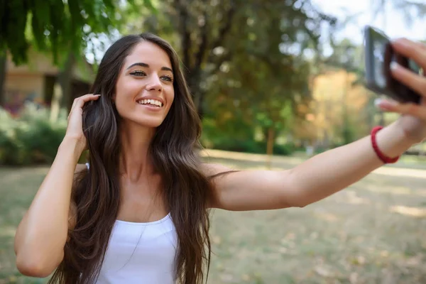 Joven Belleza Con Pelo Castaño Largo Tomando Una Selfie Teléfono —  Fotos de Stock