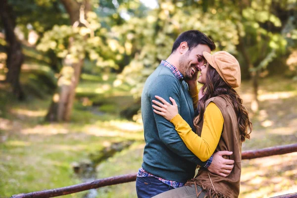 Jovem Casal Apaixonado Posando Livre — Fotografia de Stock