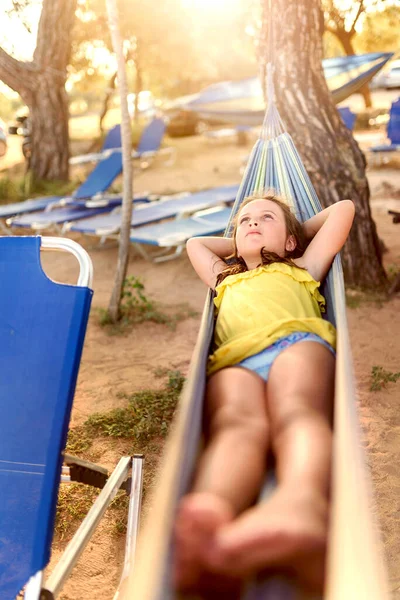 Маленька Дівчинка Лежить Гамаку — стокове фото