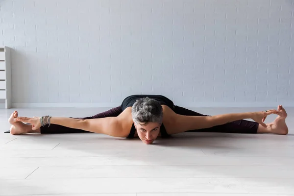 Femme Mûre Faisant Yoga — Photo