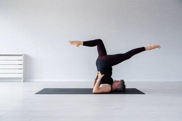 Donna Matura Che Yoga — Foto Stock