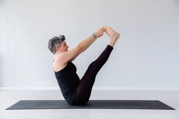 Mujer Madura Haciendo Yoga —  Fotos de Stock