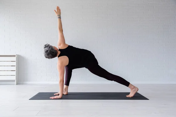 Donna Matura Che Yoga — Foto Stock