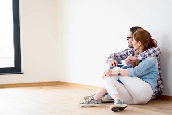 Beautiful Couple Just Moved New Empty Apartment Sitting Floor Activities — Stock Photo, Image