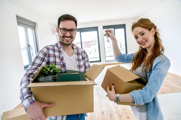 Beautiful Couple Just Moving New Apartment Holding Boxes — Stock Photo, Image
