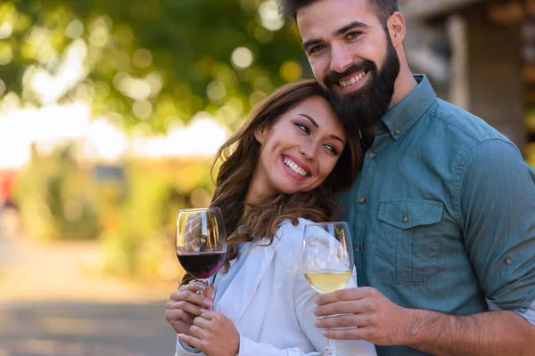 年轻夫妇在葡萄园里喝酒 — 图库照片