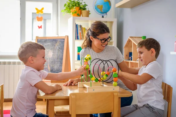 Insegnante Prescolare Con Bambini Che Giocano Con Colorati Giocattoli Didattici — Foto Stock