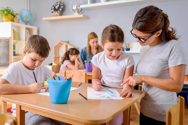 Lärare Med Kreativa Barn Konst Och Hantverksklasser Efter Skolan Aktiviteter — Stockfoto