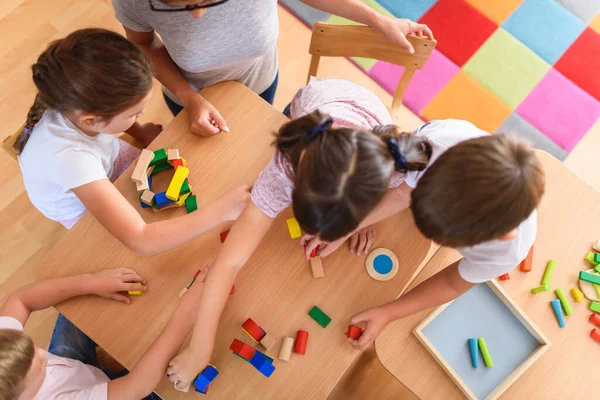Tanár Játszik Gyerekekkel Óvodában Blokkok — Stock Fotó