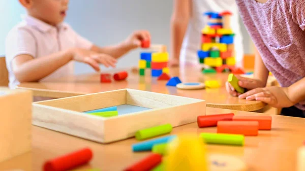 Učitel Hraní Dětmi Školce Pomocí Dřevěných Bloků — Stock fotografie