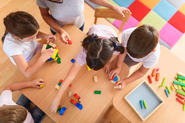 Öğretmen Anaokulunda Çocuklarla Ahşap Bloklar Kullanarak Oynuyor — Stok fotoğraf