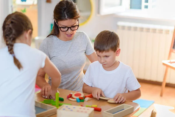 Insegnante Prescolare Con Bambini Che Giocano Con Colorati Giocattoli Didattici — Foto Stock