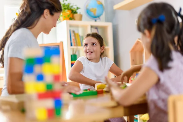 Lehrerin Spielt Mit Kindern Kindergarten Mit Holzklötzen — Stockfoto