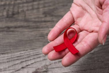 Elinde kırmızı kurdele - HIV 'li insanlara farkındalık ve destek
