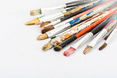 Beyaz arkaplandaki fırçaları kapat