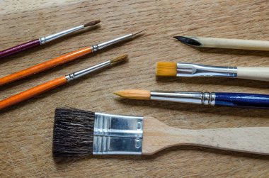 Beyaz arkaplandaki fırçaları kapat