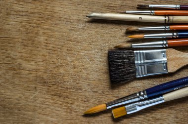 Beyaz arkaplandaki fırçaları kapat