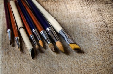 Beyaz arkaplandaki fırçaları kapat