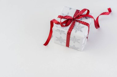 Noel hediyesi, yay ve kurdele. Kapatın.