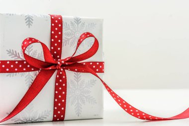 Noel hediyesi, yay ve kurdele. Kapatın.