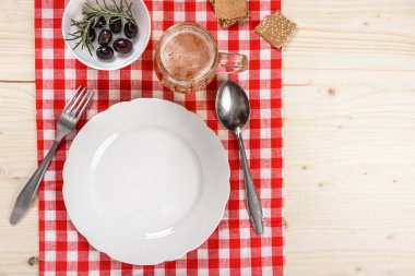 Tabak ve Bira Kupalı Kırmızı Masa örtüsü Tablosu