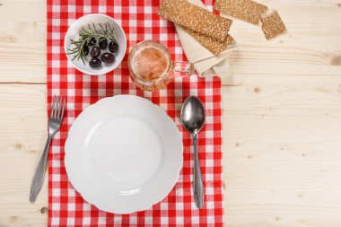 Tabak ve Bira Kupalı Kırmızı Masa örtüsü Tablosu