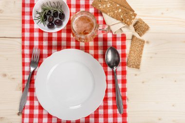 Tabak ve Bira Kupalı Kırmızı Masa örtüsü Tablosu