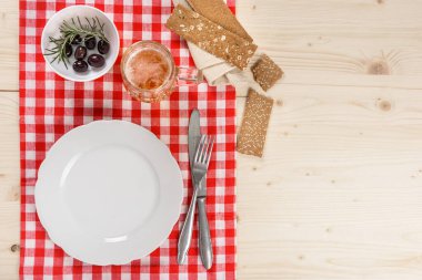 Tabak ve Bira Kupalı Kırmızı Masa örtüsü Tablosu