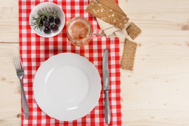 Tabak ve Bira Kupalı Kırmızı Masa örtüsü Tablosu