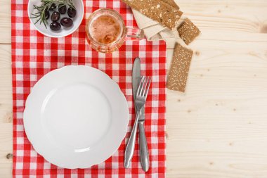 Tabak ve Bira Kupalı Kırmızı Masa örtüsü Tablosu