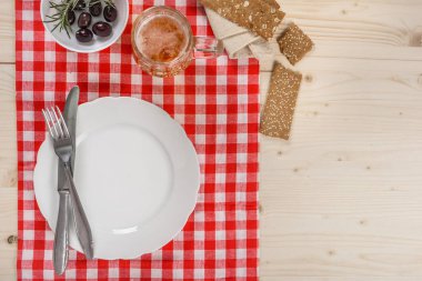 Tabak ve Bira Kupalı Kırmızı Masa örtüsü Tablosu