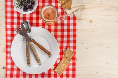 Tabak ve Bira Kupalı Kırmızı Masa örtüsü Tablosu