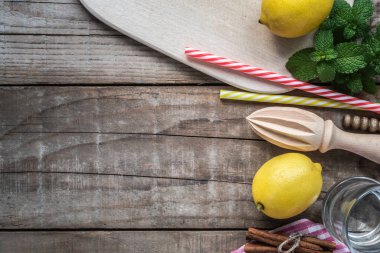 Taze Limon ve Nane Yapraklı Tahta Masa Menü Arkaplanı