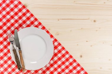 Damalı Kırmızı Masa örtülü Tahta Masa Çatal ve Bıçak