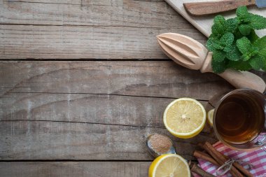 Taze Limon ve Nane Yapraklı Tahta Masa Menü Arkaplanı