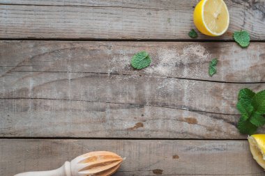 Taze Limon ve Nane Yapraklı Tahta Masa Menü Arkaplanı