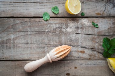 Taze Limon ve Nane Yapraklı Tahta Masa Menü Arkaplanı