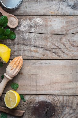 Taze Limon ve Nane Yapraklı Tahta Masa Menü Arkaplanı