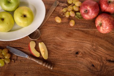 Elma ve Üzümler Ahşap Kırsal Masada