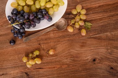 Kırsal Tablo Üstündeki Kırmızı ve Beyaz Üzümler