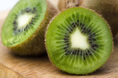 Kiwi yakın çekimde yarıya indi.