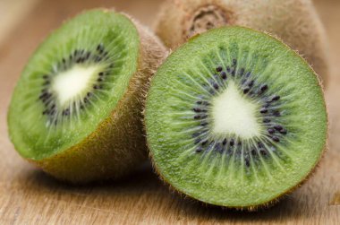 Kiwi yakın çekimde yarıya indi.