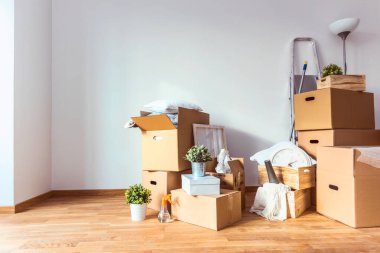 Yeni eve taşınırken paketlenmiş karton kutular falan.