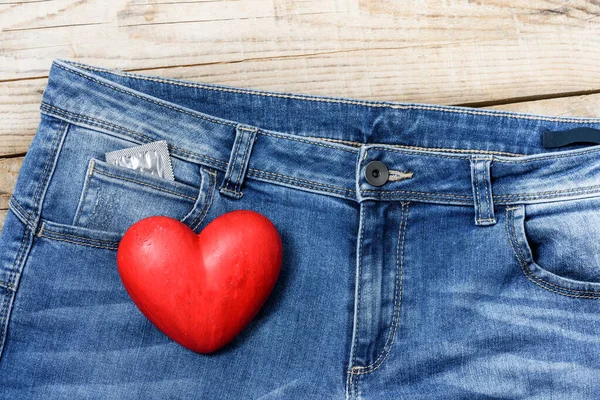 Jeans Azul Coração Vermelho Fundo — Fotografia de Stock