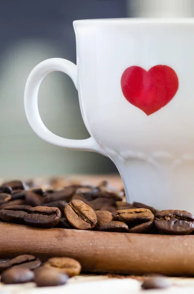 Κόκκους Καφέ Και Κύπελλο Σχήμα Καρδιάς Στο Παρασκήνιο — Φωτογραφία Αρχείου