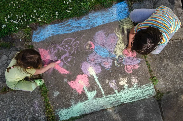 Дети Рисуют Мелом Тротуаре — стоковое фото