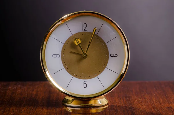 Вінтажний Годинник Столі Фоні — стокове фото