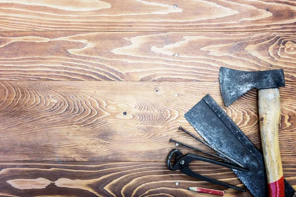 古い木製のテーブルに道具やアクセサリー — ストック写真