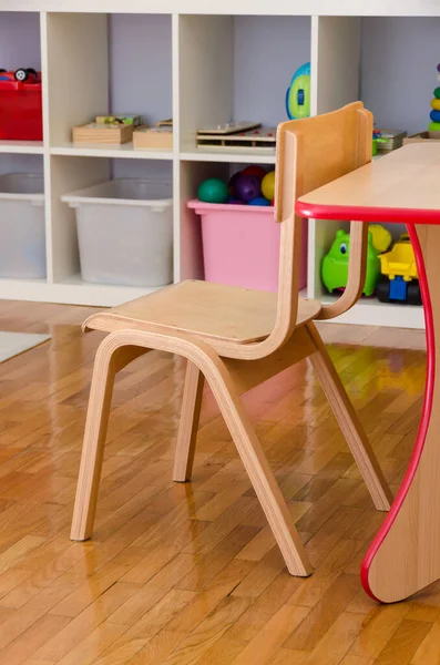 Interiér Moderní Školní Místnosti Dřevěnou Podlahou Židlemi — Stock fotografie