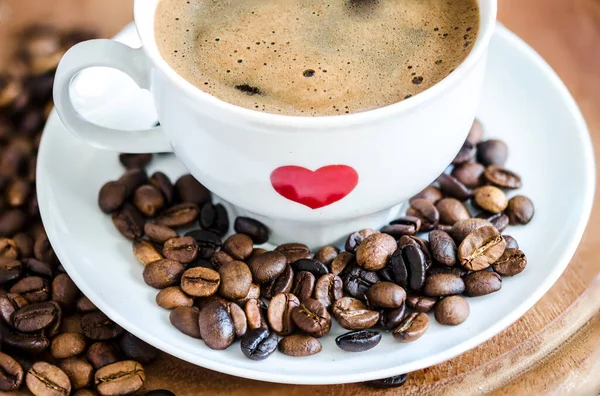 Kaffe Hjärta Och Rostade Bönor Bakgrunden — Stockfoto